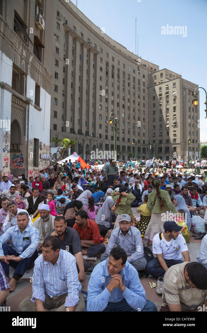 Kairo, Ägypten. 20. April 2012. Anti-Militär Demonstranten warten Freitagsgebet am Tahrir-Platz in Kairo, Ägypten. Ägyptens Islamisten, liberale und linke Kräfte sammeln in Tahrir-Platz gegen ehemaligen Regime Reste und fortgesetzte militärische Herrschaft demonstrieren. Stockfoto