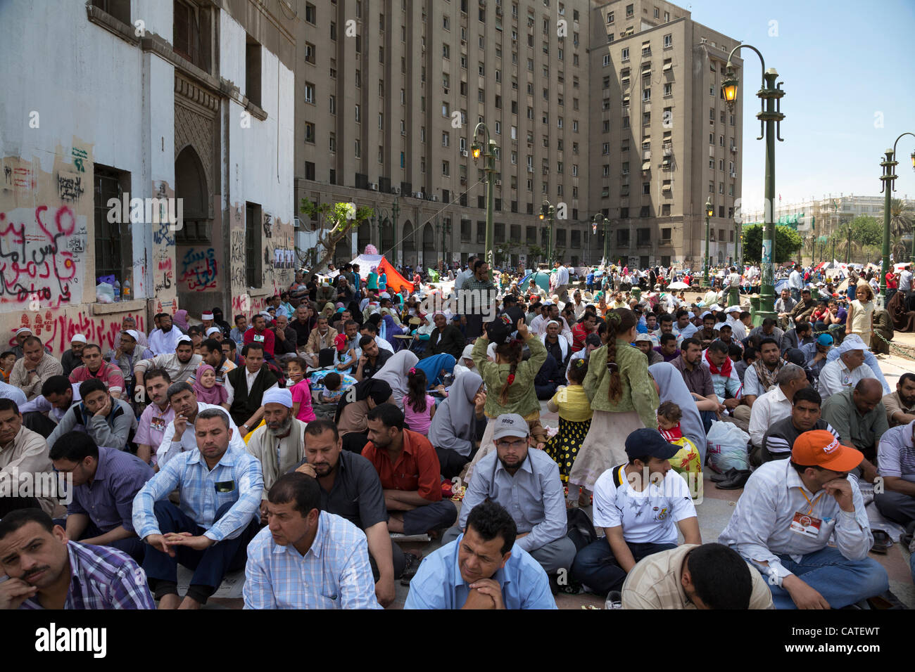 Kairo, Ägypten. 20. April 2012. Anti-Militär Demonstranten warten Freitagsgebet am Tahrir-Platz in Kairo, Ägypten. Ägyptens Islamisten, liberale und linke Kräfte sammeln in Tahrir-Platz gegen ehemaligen Regime Reste und fortgesetzte militärische Herrschaft demonstrieren. Stockfoto
