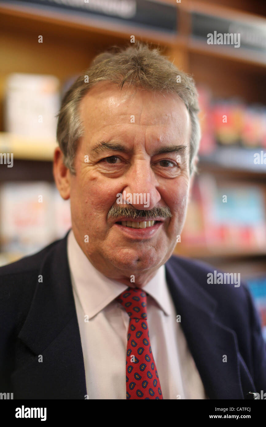 TV-Schauspieler John Challis Unterzeichnung seines Buches als Boycie bei Waterstones, Peterborough. © Tim Scrivener Fotograf 07850 303986 Stockfoto