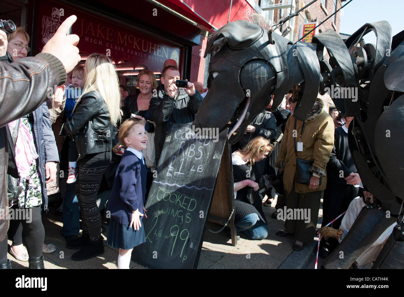 LIVERPOOL, Vereinigtes Königreich, 20. April 2012. Die Meer-Odyssee. Xolo, der riesige Hund macht einige Freunde bei einem Metzger in Everton. Stockfoto