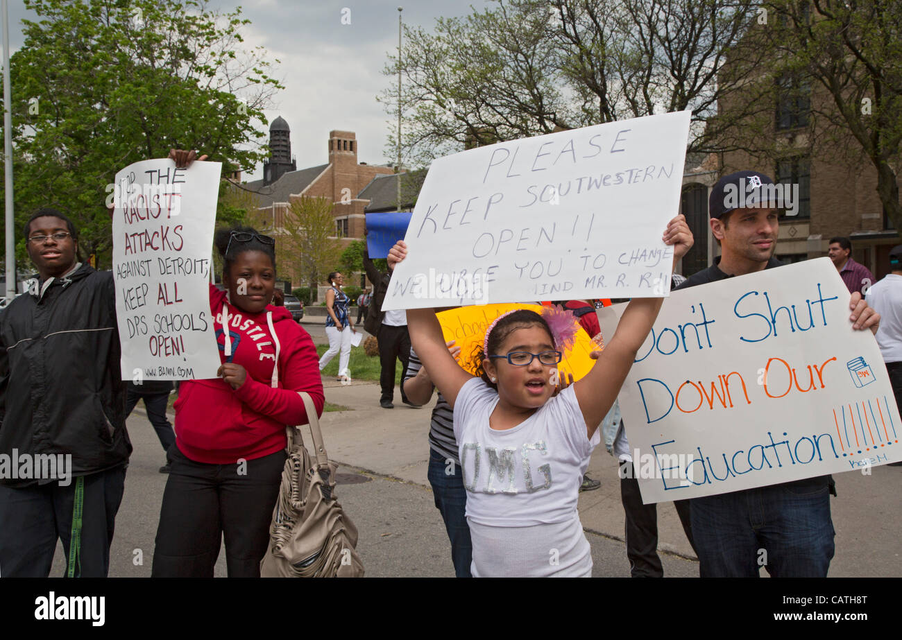 Detroit, Michigan - Studierenden, Alumni, Eltern und Gemeindemitglieder protestieren Detroit Public Schools' Plan, Southwestern High School zu schließen. Die Schule dient überwiegend Hispanic Studenten. Stockfoto