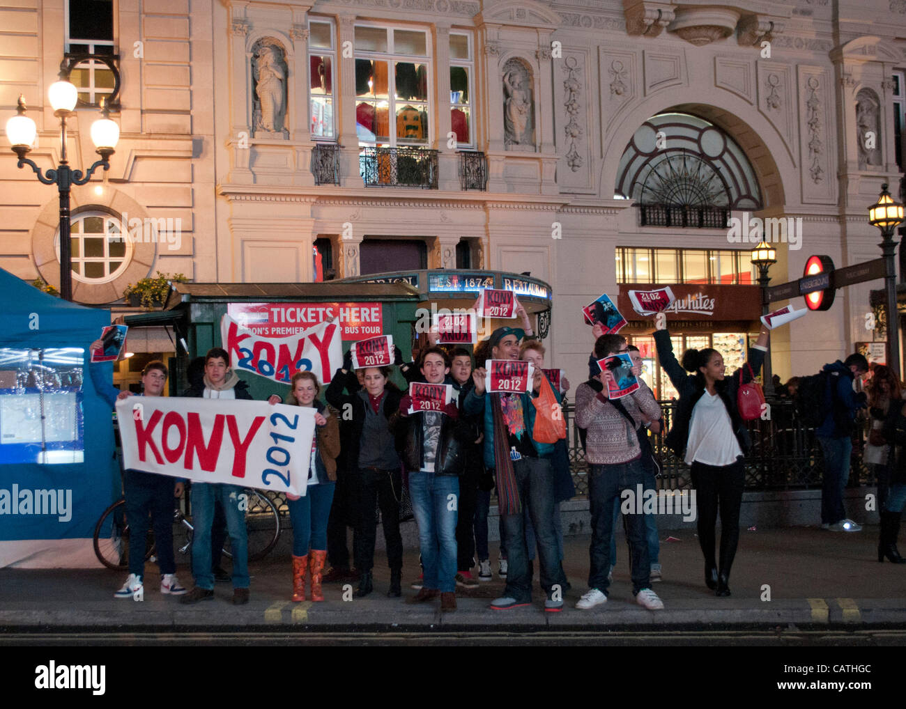 London, UK. 20.04.12. Kony 2012 Demonstranten während ihrer Decke der Nacht-Kampagne. Rund 30 Demonstranten nahmen an der Veranstaltung, anstatt den 1000 erwartet. Stockfoto