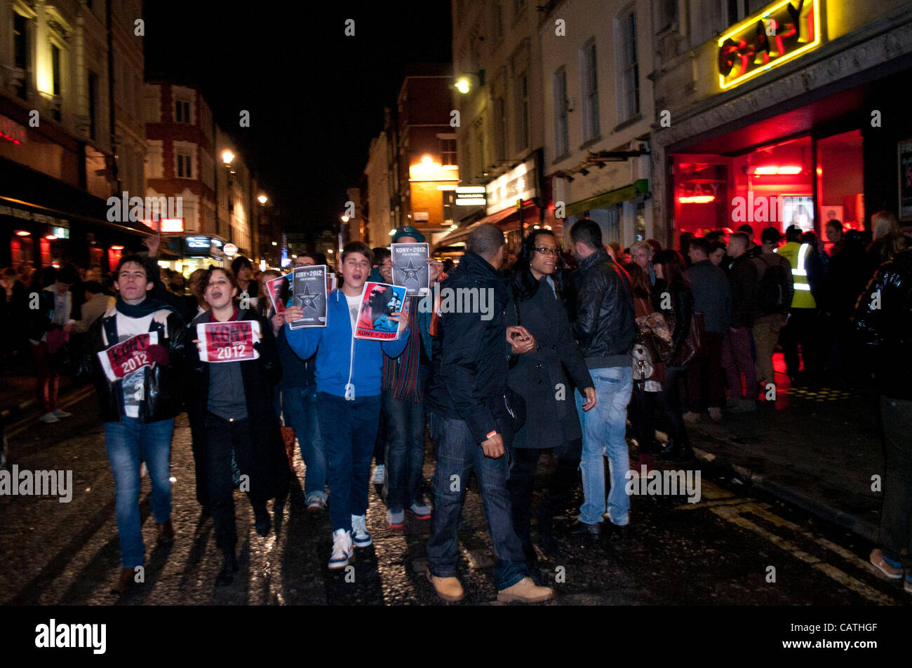 London, UK. 20.04.12. Kony 2012 Demonstranten Runing unten Old Compton Street, Soho während ihrer Decke der Nacht-Kampagne. Rund 30 Demonstranten nahmen an der Veranstaltung, anstatt den 1000 erwartet. Stockfoto