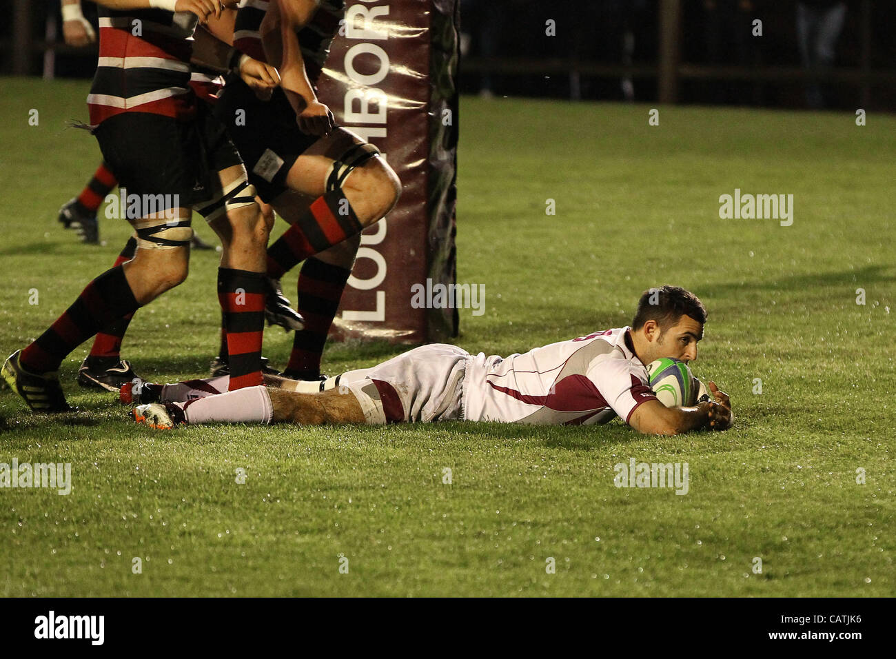 20.04.2012 Loughborough, England. Loughborough Studenten V Nuneaton RFC. Studenten SAM KATZ punktet bei der Division 2 Nord-Spiel an der Loughborough University. Stockfoto