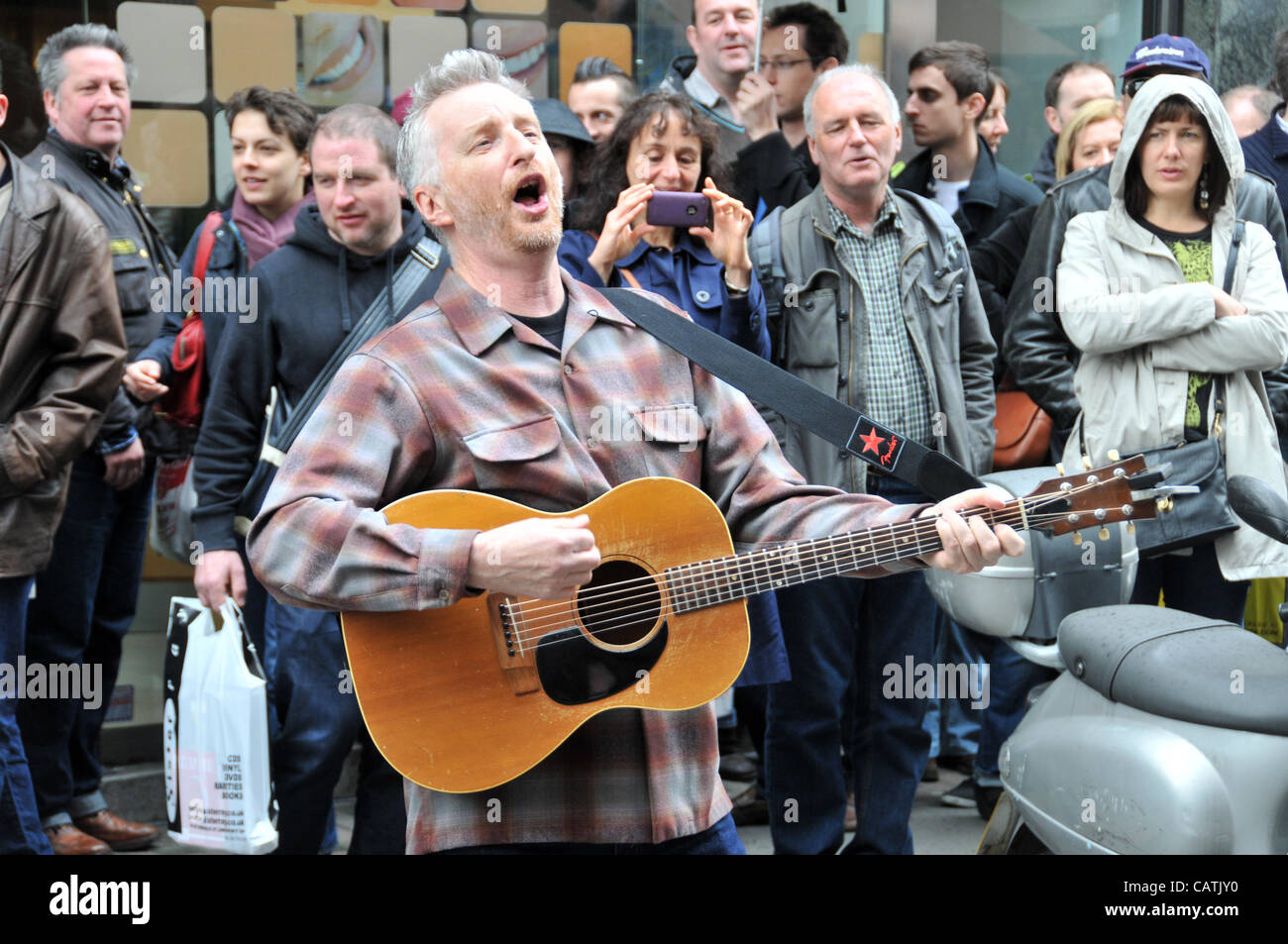 Billy Bragg führt auf der Straße außerhalb Sister Ray Plattenladen in Berwick Street, Soho im Rahmen der Veranstaltung "Datensatz speichern Day" unabhängiger Spezialist Plattenläden zu fördern. 21. April 2012. Stockfoto