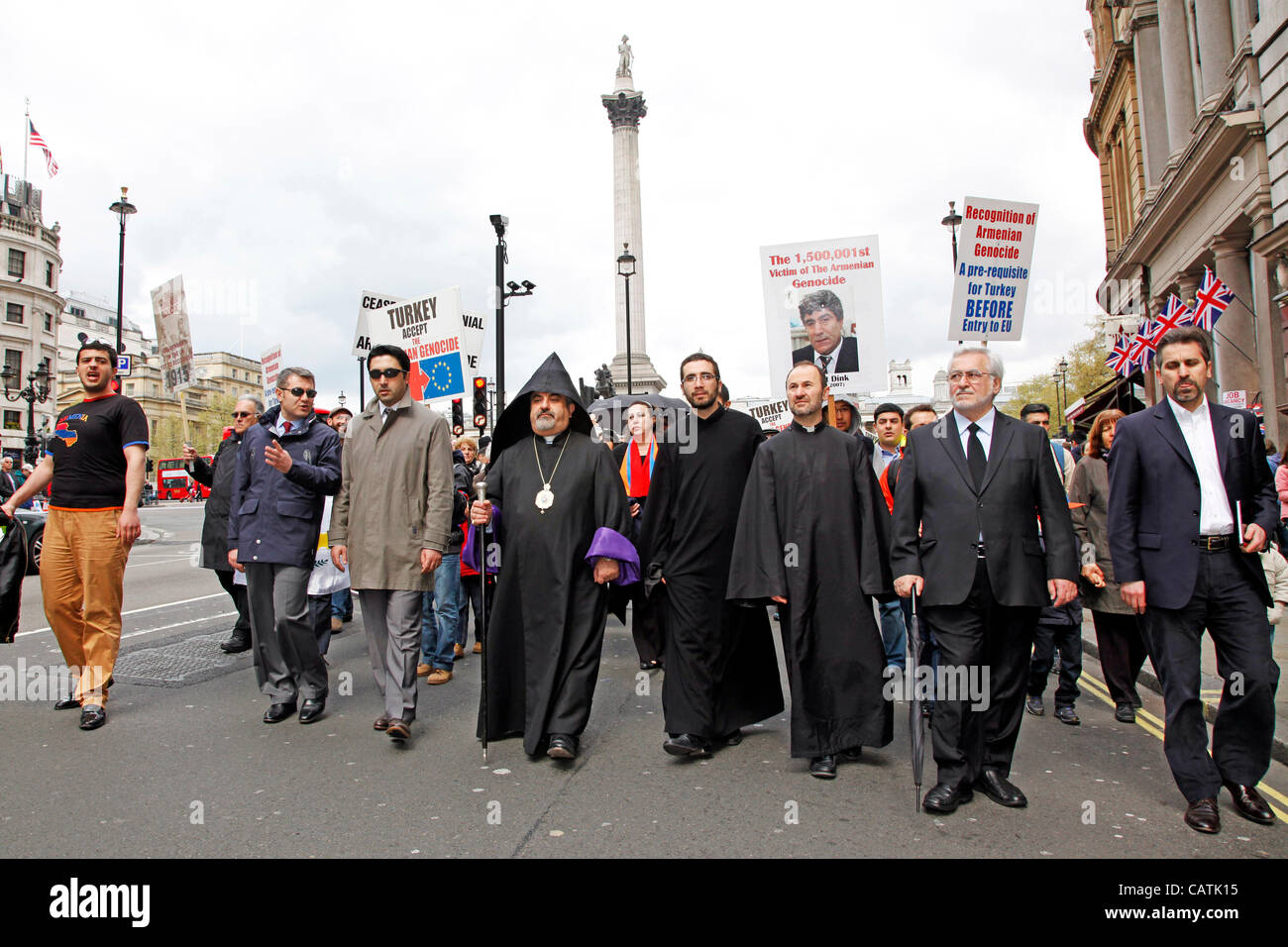 London, UK. Samstag, 21. April 2012. Der Prälat der armenischen Kirche, armenische Priester und Mitglieder der armenischen Botschaft am Völkermord an Armeniern von 1915 Gedenken März, London. Eine Anti-Türkei-Demonstration zur Sensibilisierung des Völkermords an den Armeniern, die nie anerkannt worden ist. Stockfoto