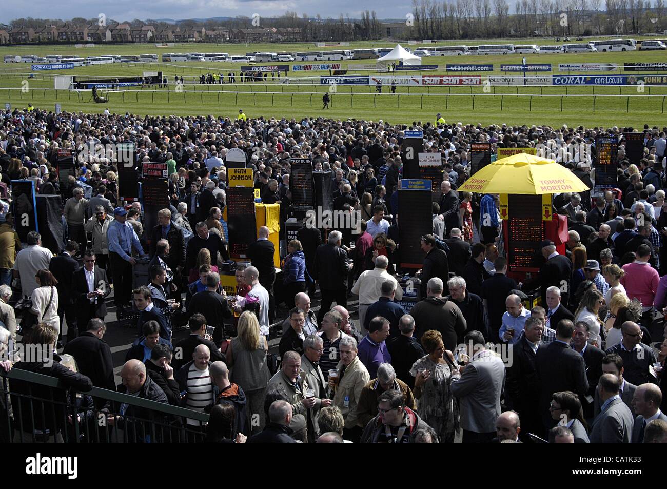 Ayr, UK 21.04.12 schottischen Grand National-Wochenende (Tag2) den Kundenansturm bei Ayr Race Course vor dem Start des zweiten Tages des schottischen Grand National-Wochenendes. Stockfoto