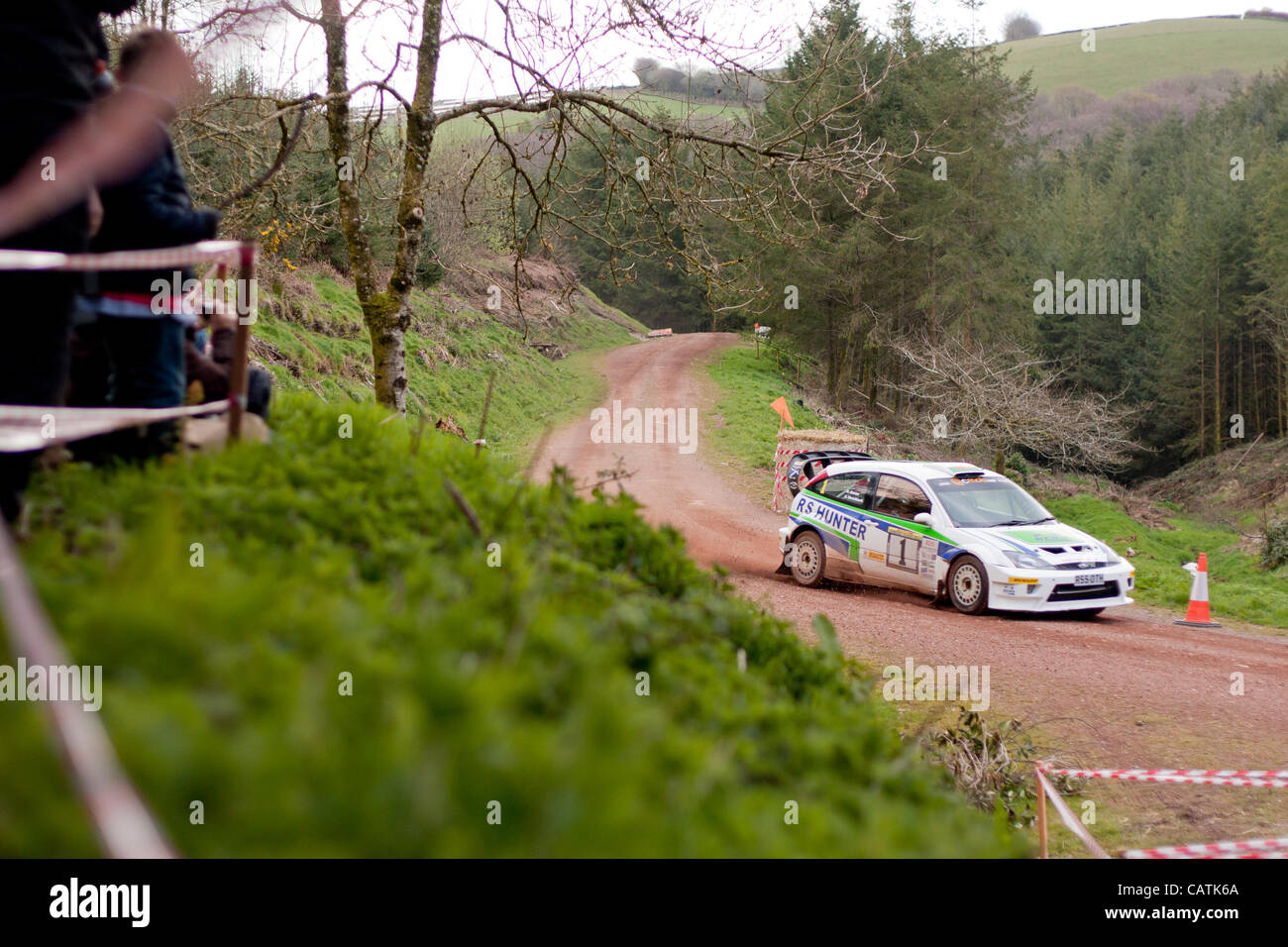 Somerset, UK, 21. April 2012. Zuschauer zusehen, wie Hugh Hunter Stadium der Chargot Woods der 34. jährlichen Butlins Somerset Etappen-Rallye konkurriert. Stockfoto