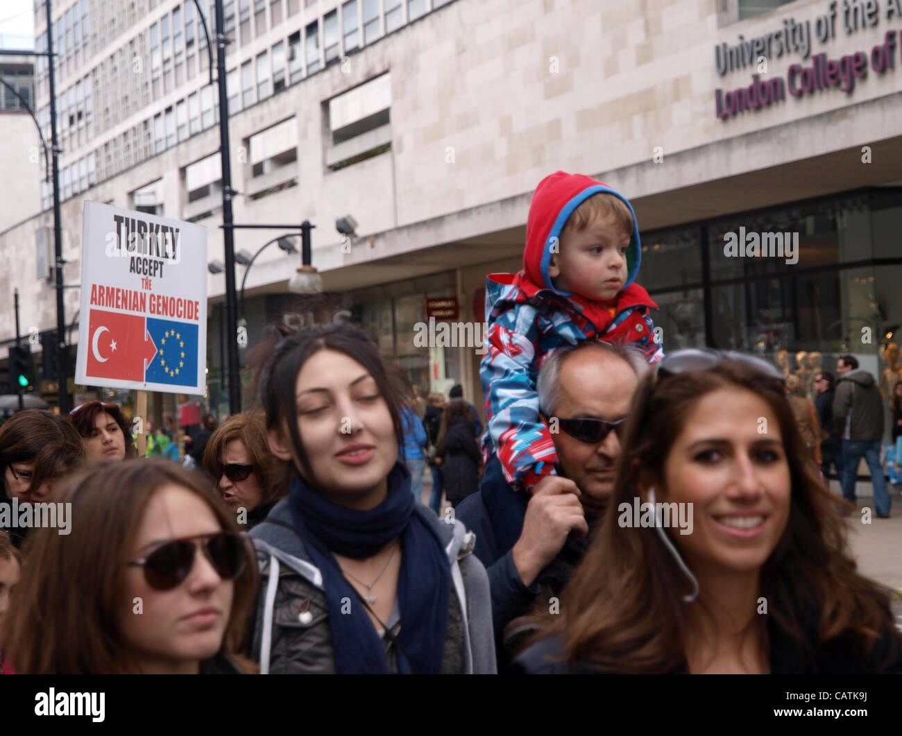 Menschen aller Altersgruppen erwies sich für den armenischen Völkermord Gedenken Marsch durch zentrales London, UK, auf Samstag, 21. April 2012.  Demonstranten forderten, dass die türkische Regierung an den Amrmenian akzeptieren, dass sie sagen, passiert im türkischen Osmanen im Jahre 1915. Stockfoto