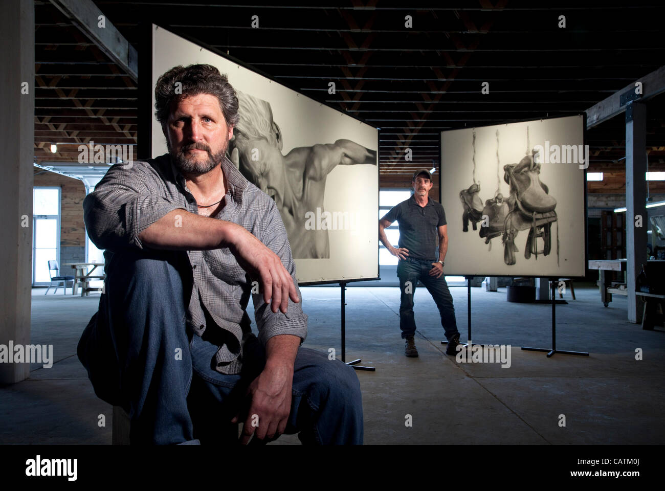 12. April 2012 - Fort Worth, Texas, USA - 12. April 2012. Fort Worth, Tx USA. Künstler Marshall Harris (links) ist 12 seiner großflächigen Mylar und Bleistift-Zeichnungen in eine Gewerbefläche mit Lou Lambert (rechts) in einem Pop-up-Style-Galerie, Kunst, der durchschnittliche Mann und aus der Galerie s anzeigen Stockfoto