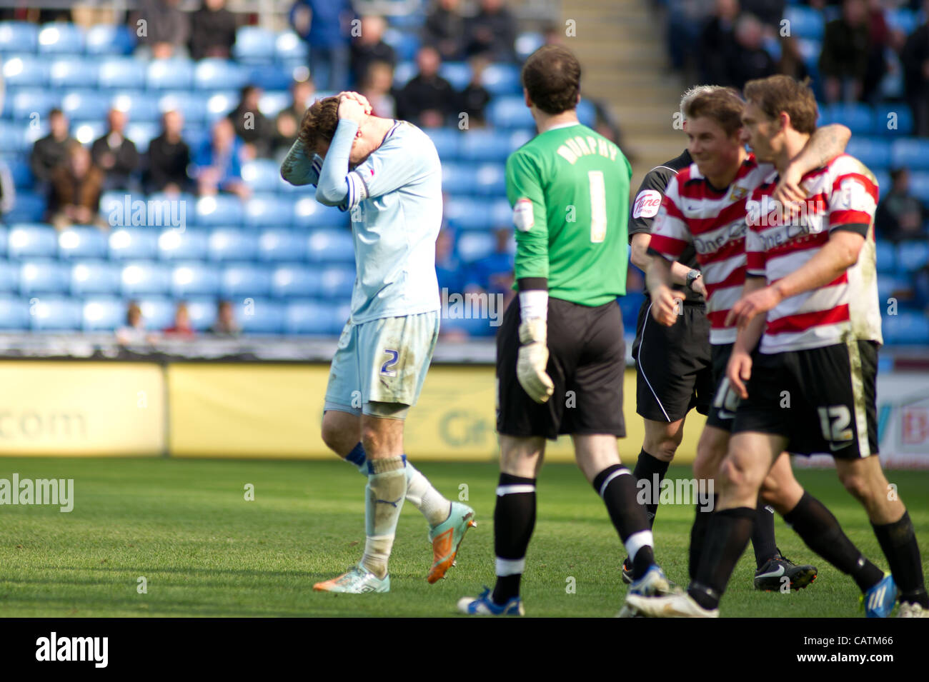 21.04.2012 Coventry, England. Coventry City V Doncaster Rovers. Richard Keogh (Coventry City) Foulspiel von James Hayter (Doncaster Rovers) und zeigt eine rote Karte während der NPower Championship Spiel in der Ricoh Arena gespielt. Stockfoto