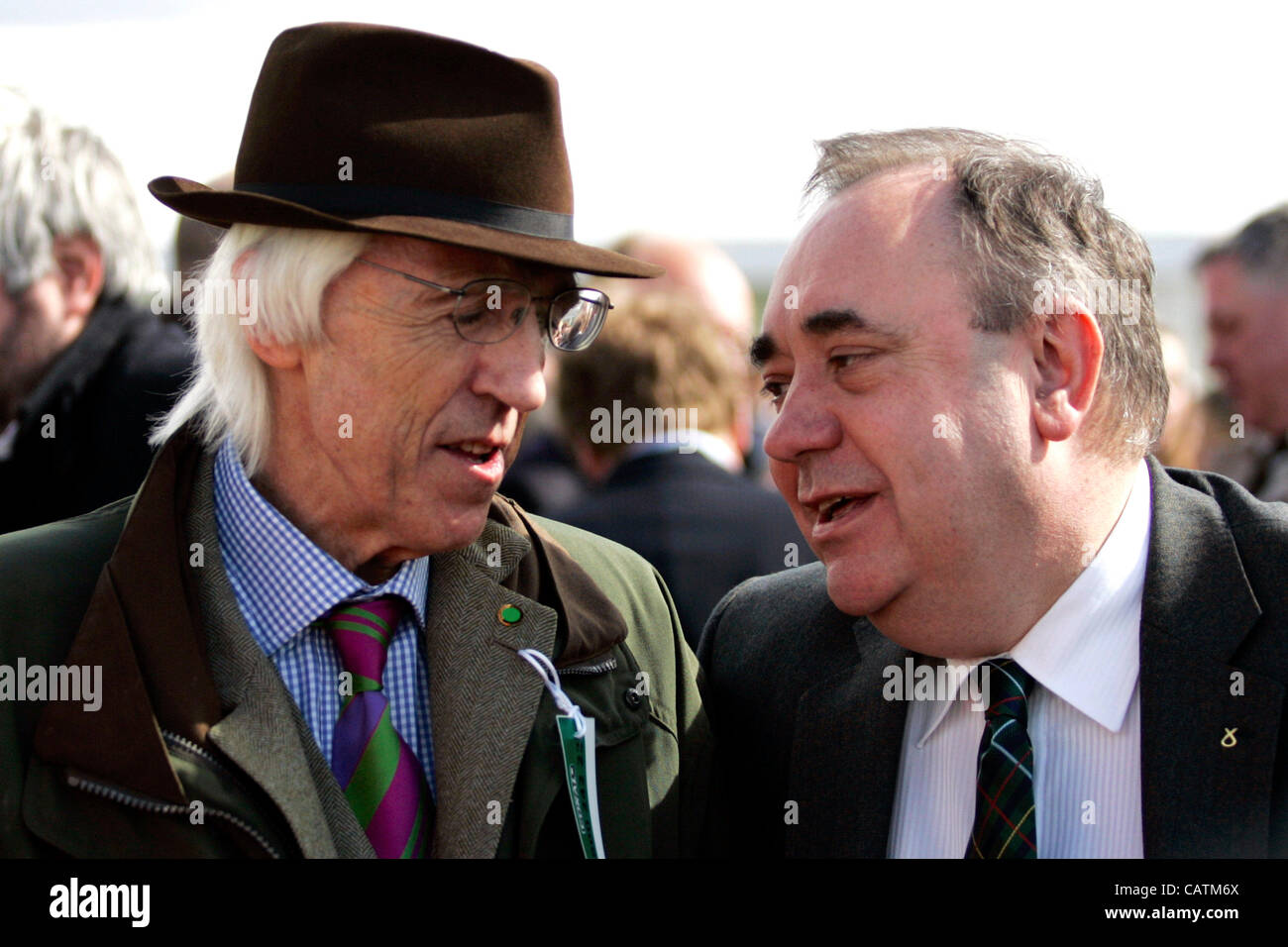 21.04.2012 Ayr, Schottland. Das schottische Grand National Festival von Ayr Racecourse. Scottish-erster Minister Alex Salmon spricht mit preisgekrönten Besitzer Herr Raymond Anderson grün. Stockfoto