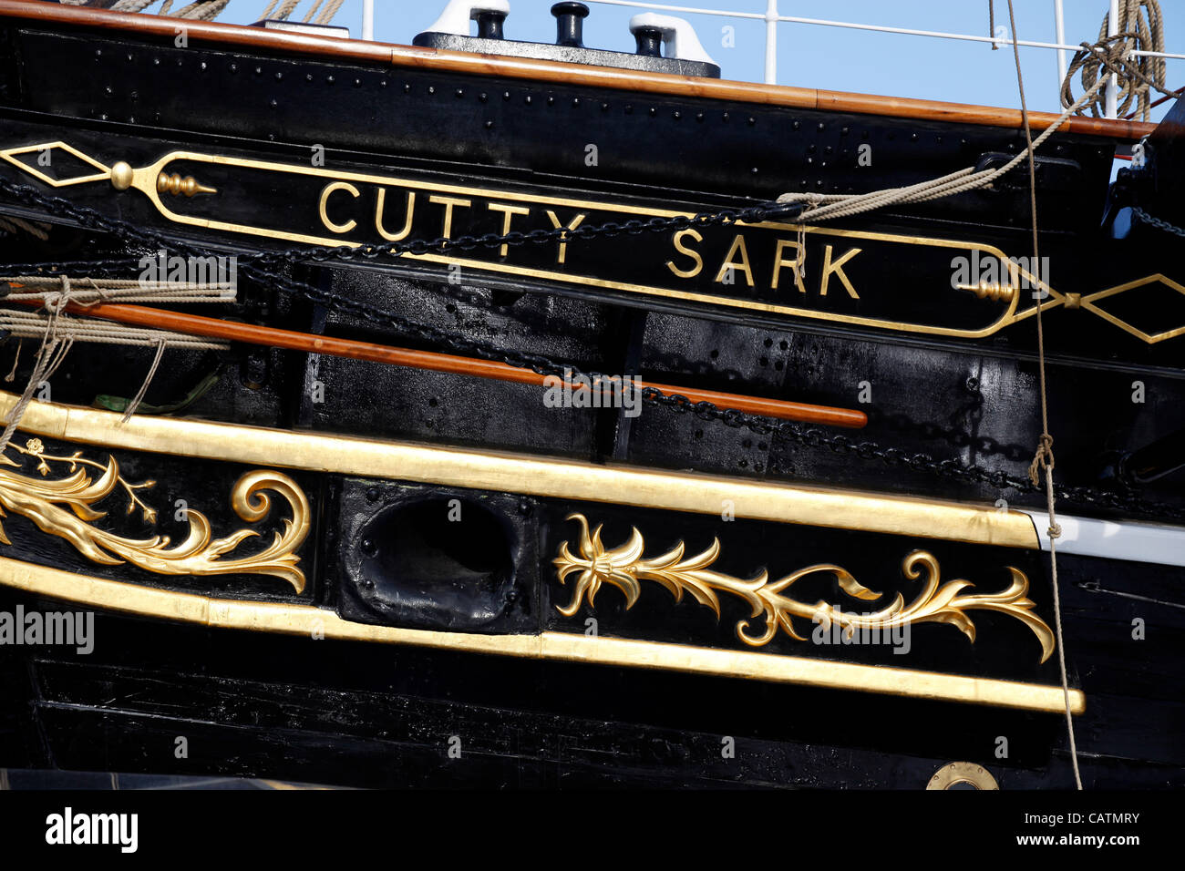 London, UK. Samstag, 21. April 2012. Restaurierungsarbeiten an der Cutty Sark ist abgeschlossen und Arbeitnehmer Hindernisse aus rund um den Ort vor der Eröffnung der Folgewoche. Die Cutty Sark-Klipper wurde 1869 erbaut und befindet sich im Trockendock in Greenwich. Stockfoto