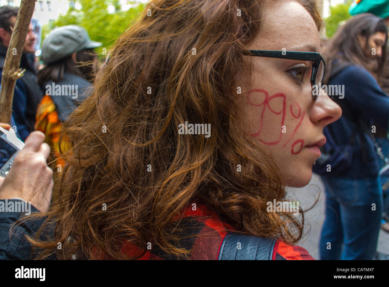 Paris, Frankreich, Nahaufnahme, Mädchengesicht, bei der Demonstration der "Indignants" , Französisches Teenagemädchen mit 99% auf dem Gesicht, Jugendliche mit politischer Beteiligung Stockfoto