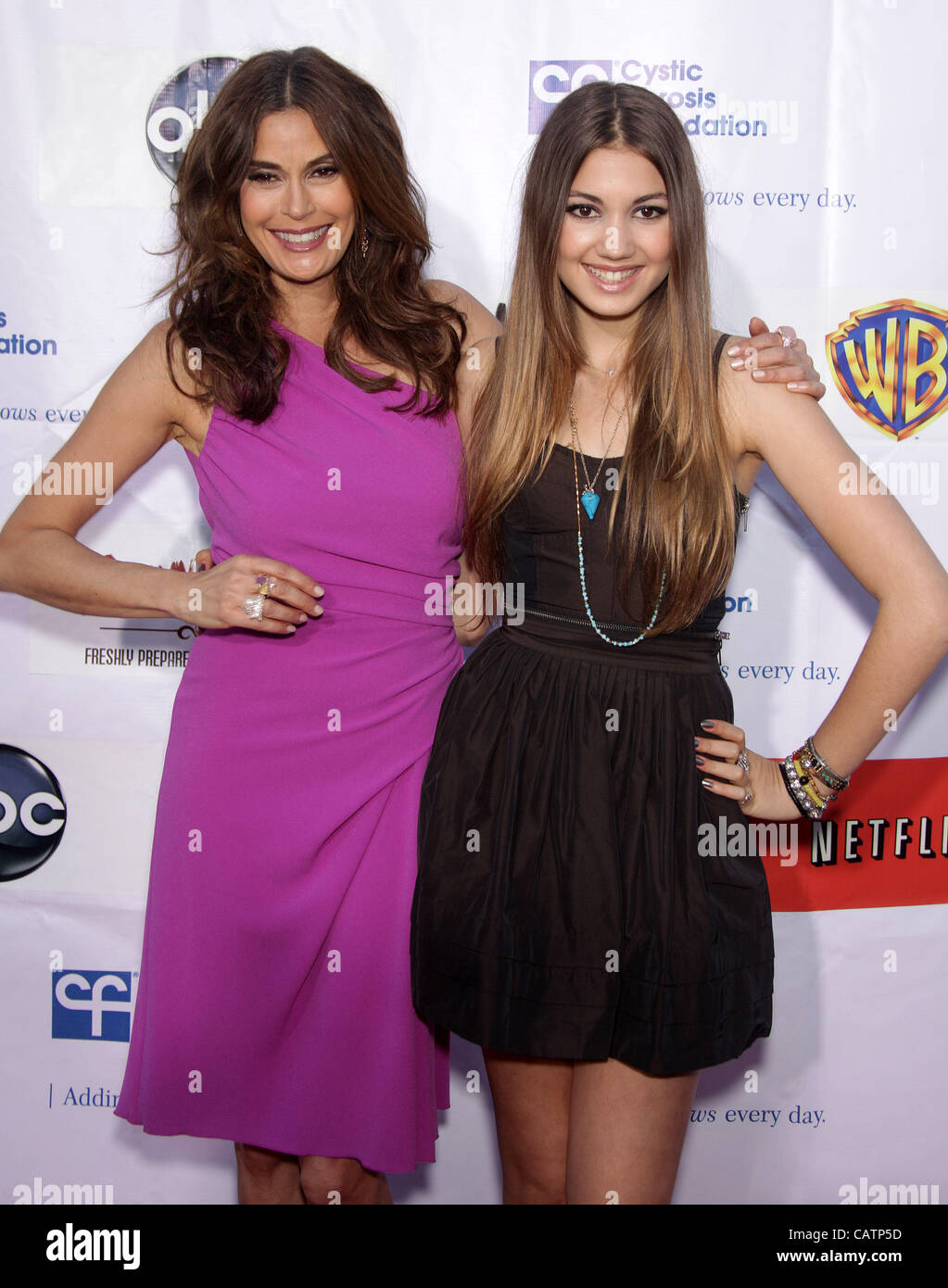 21. April 2012 kommt - Universal City, Kalifornien, USA - TERI HATCHER & EMERSON TENNEY für einen Block Party profitieren zystische Fibrose mit The Band From TV in der Wisteria Lane. (Kredit-Bild: © Lisa O'Connor/ZUMAPRESS.com) Stockfoto