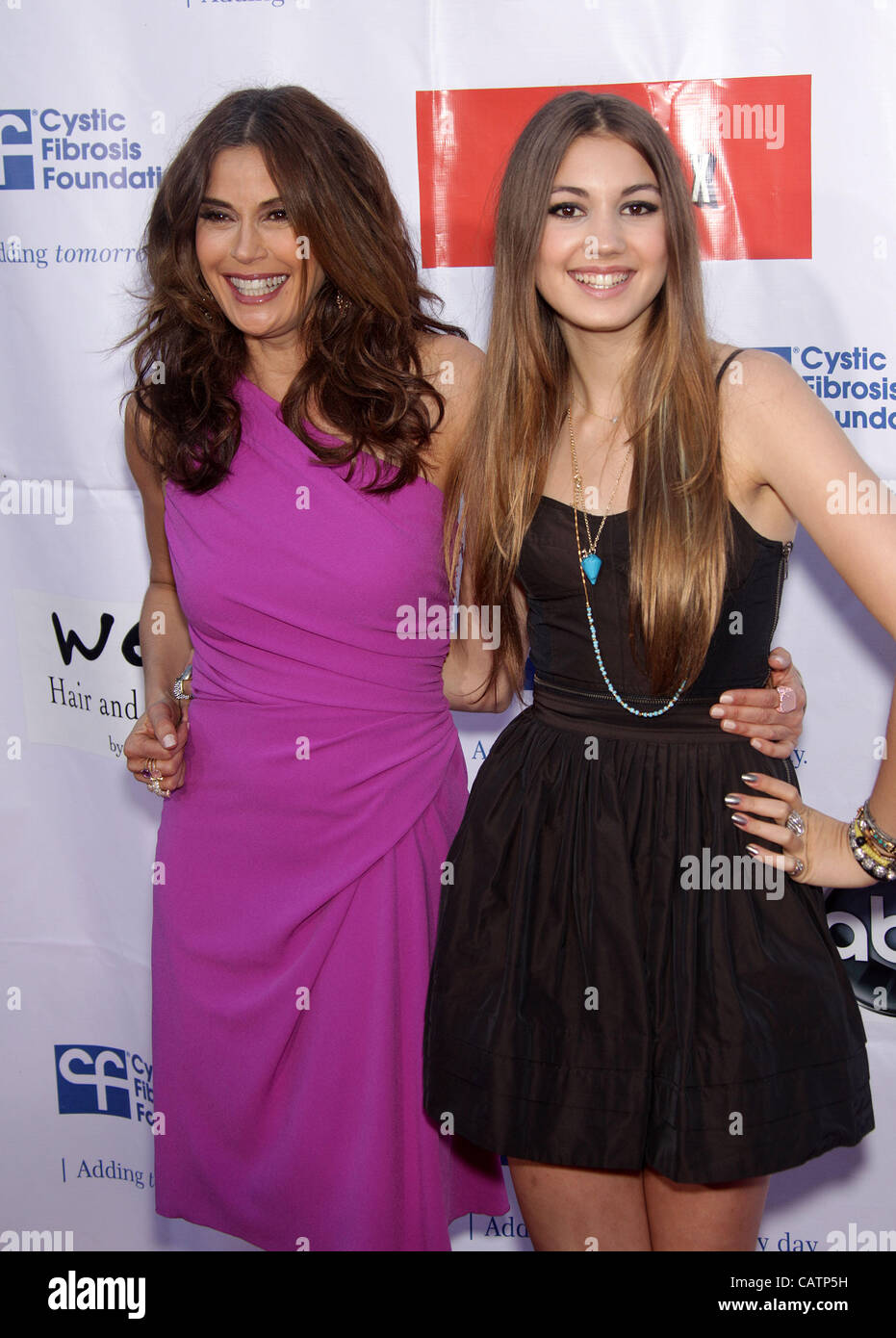 21. April 2012 kommt - Universal City, Kalifornien, USA - TERI HATCHER & EMERSON TENNEY für einen Block Party profitieren zystische Fibrose mit The Band From TV in der Wisteria Lane. (Kredit-Bild: © Lisa O'Connor/ZUMAPRESS.com) Stockfoto