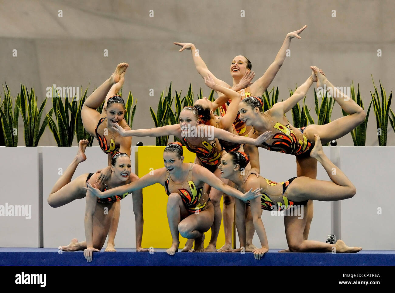 21.04.2012. London, England.  Das London Aquatics Centre. FINA synchronisierte schwimmen Olympia-Qualifikation. Vereinigte Staaten von Amerika, Megan Hansley, Mary Killmann, Michelle Moore, Olivia Morgan, Leah Pinnette, Caitlin Stewart, Michelle Theriault, Alison Williams in Aktion bei den London Aquatics Cent Stockfoto