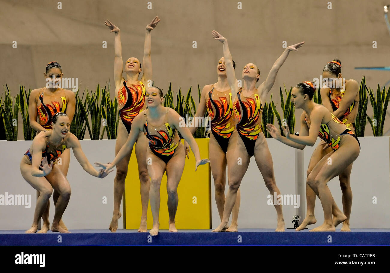 21.04.2012. London, England.  Das London Aquatics Centre. FINA synchronisierte schwimmen Olympia-Qualifikation.  Vereinigte Staaten von Amerika, Megan Hansley, Mary Killmann, Michelle Moore, Olivia Morgan, Leah Pinnette, Caitlin Stewart, Michelle Theriault, Alison Williams in Aktion bei den London Aquatics Cent Stockfoto