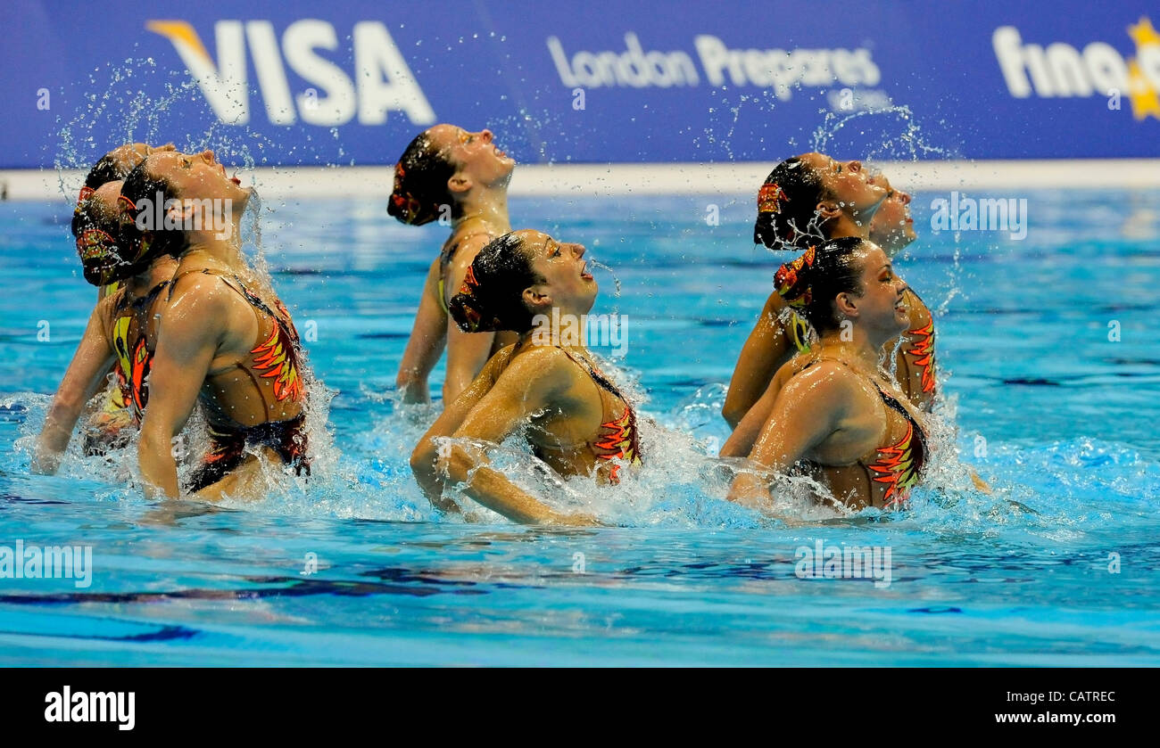 21.04.2012. London, England.  Das London Aquatics Centre. FINA synchronisierte schwimmen Olympia-Qualifikation. Vereinigte Staaten von Amerika, Megan Hansley, Mary Killmann, Michelle Moore, Olivia Morgan, Leah Pinnette, Caitlin Stewart, Michelle Theriault, Alison Williams in Aktion bei den London Aquatics Cent Stockfoto