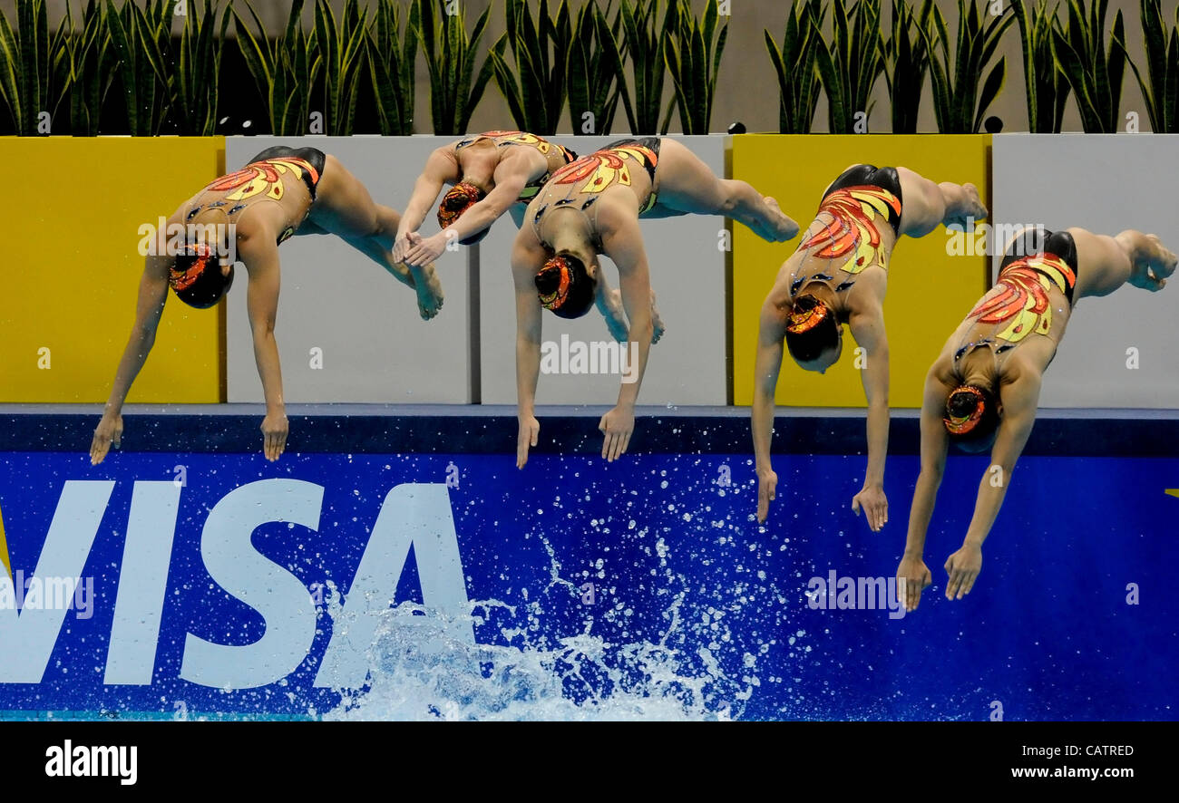 21.04.2012. London, England.  Das London Aquatics Centre. FINA synchronisierte schwimmen Olympia-Qualifikation.  Vereinigte Staaten von Amerika, Megan Hansley, Mary Killmann, Michelle Moore, Olivia Morgan, Leah Pinnette, Caitlin Stewart, Michelle Theriault, Alison Williams in Aktion bei den London Aquatics Cent Stockfoto