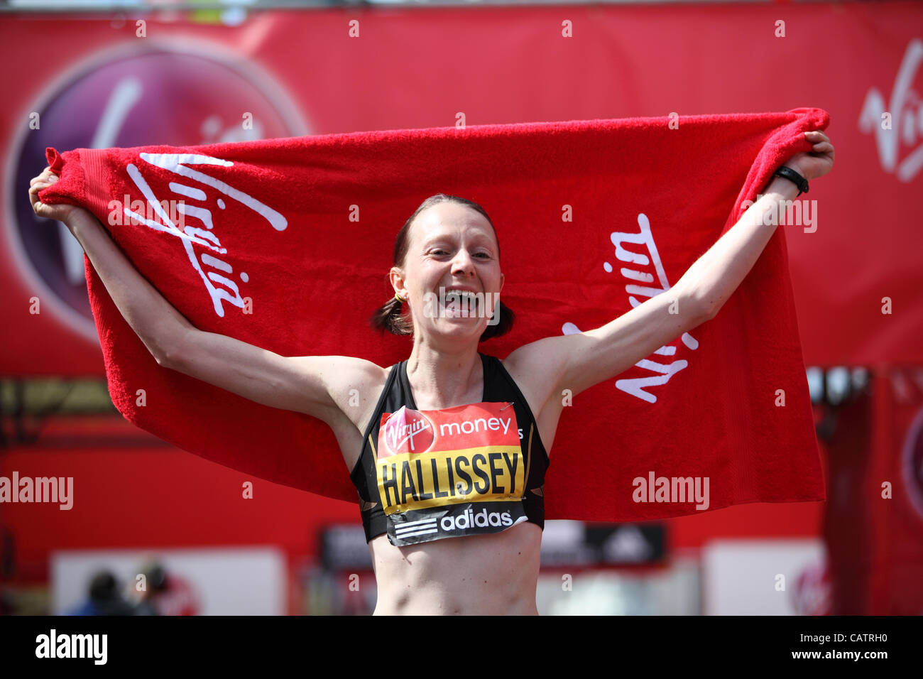 22.04.2012 London, England. Claire Hallissey (Großbritannien &amp; NI) nach Abschluss der Virgin London-Marathon. Stockfoto