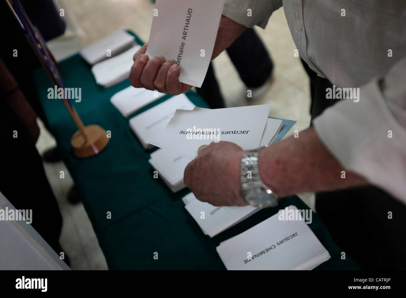 Ein israelischer Staatsbürger französischer Nationalität nimmt vor der Stimmabgabe für die französischen Präsidentschaftswahlen am 22. April 2012 in einer Wahlstation des französischen Konsulats in Tel Aviv, Israel, die Stimmabgabe ab. Stockfoto