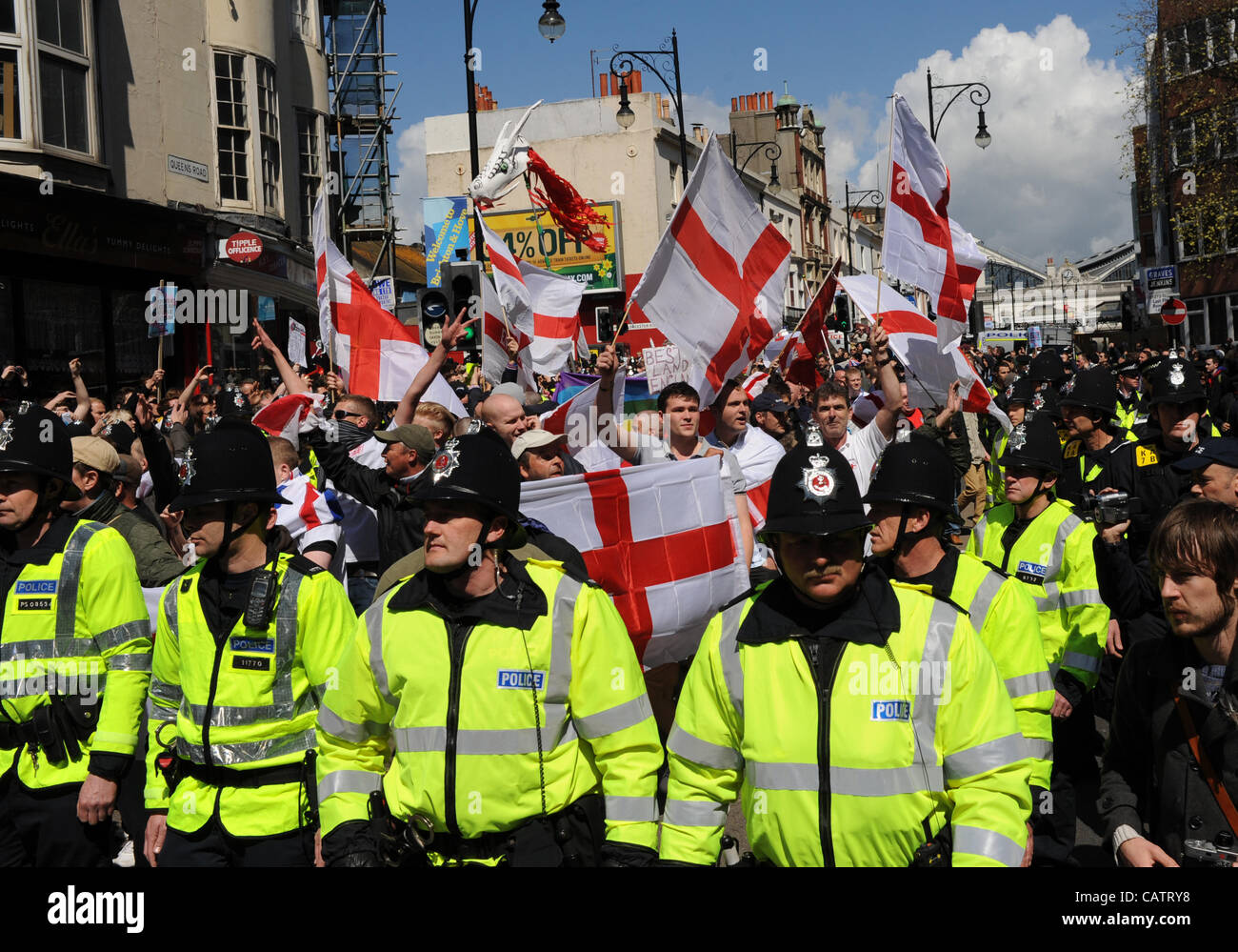 Polizei halten Mitglieder der EDL eingepfercht während ihrer März für England-Rallye im Stadtzentrum von Brighton heute 22. April 2012 Stockfoto