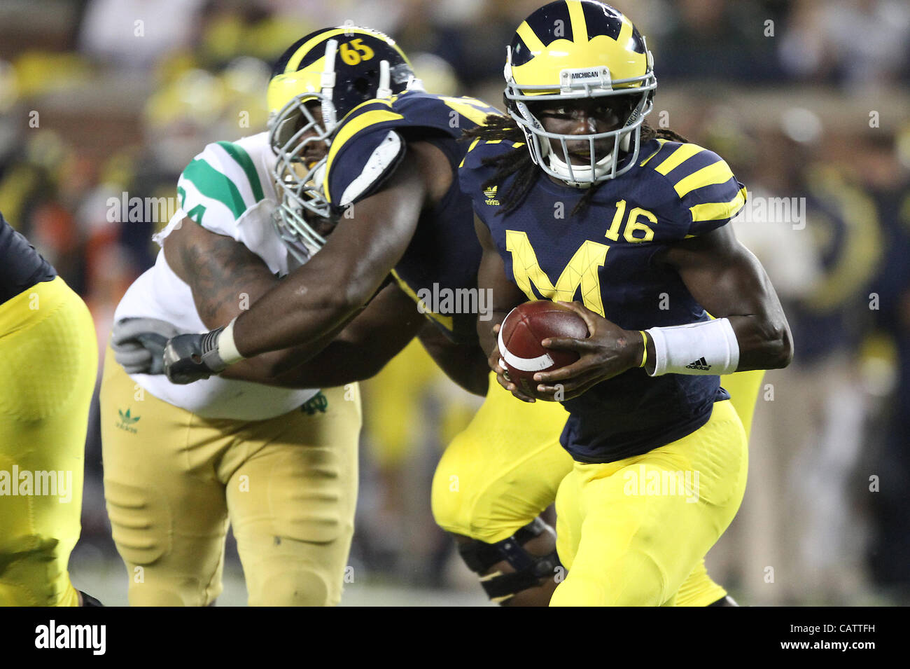 10. September 2011 quarterback - Ann Arbor, Michigan, USA - Michigan Wolverines Denard Robinson (16). Die Notre Dame Fighting Irish verlor die Michigan Wolverines in den letzten Minuten des Spiels.  Foto: Aaron Suozzi (Kredit-Bild: © Aaron Souzzi/ZUMAPRESS.com) Stockfoto