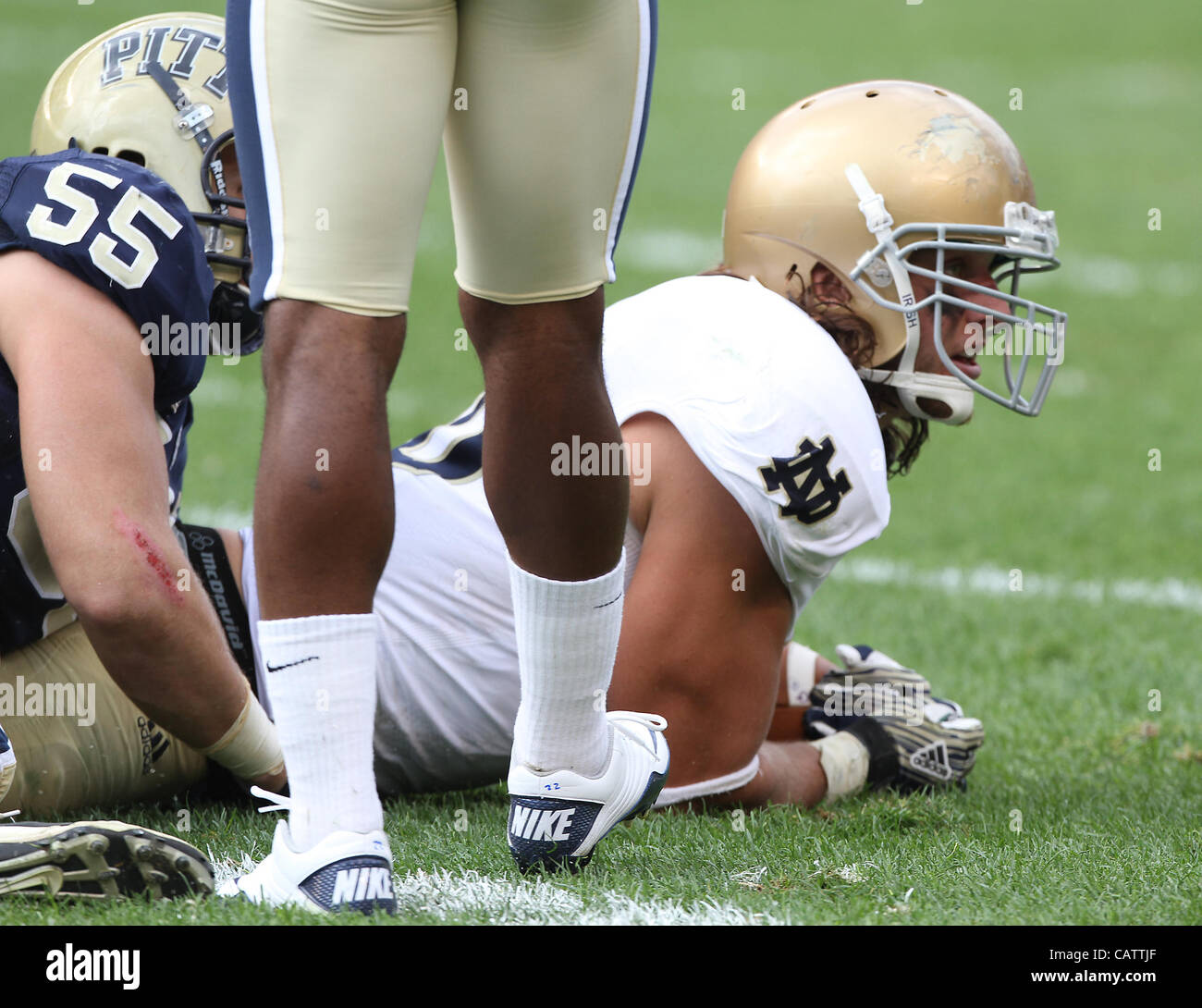 24. September 2011 - Pittsburgh, Pennsylvania, USA - Notre Dame Fighting Irish fest Ende Tyler Eifert (80). Die Notre Dame Fighting Irish waren in der Lage, auf einen leichten Vorsprung, der University of Pittsburgh Panthers in Hienz Field schlagen zu halten.  Foto: Aaron Suozzi (Kredit-Bild: © Aaron Souzzi/ZUMAPRESS.com) Stockfoto