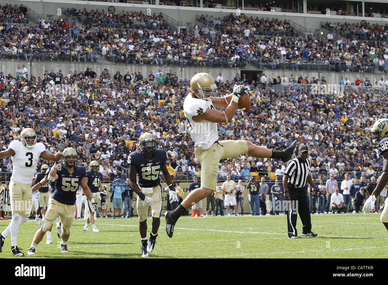 24. September 2011 - Pittsburgh, Pennsylvania, USA - Notre Dame Fighting Irish fest Ende Tyler Eifert (80). Die Notre Dame Fighting Irish waren in der Lage, auf einen leichten Vorsprung, der University of Pittsburgh Panthers in Hienz Field schlagen zu halten.  Foto: Aaron Suozzi (Kredit-Bild: © Aaron Souzzi/ZUMAPRESS.com) Stockfoto