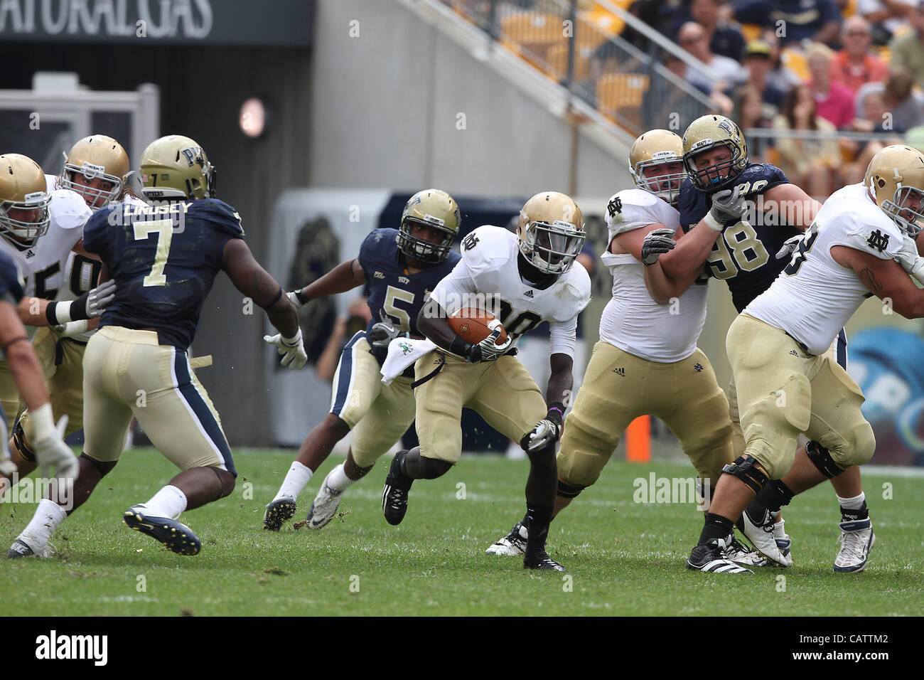 24. September 2011 - Pittsburgh, Pennsylvania, USA - Notre Dame Fighting Irish Runningback Cierre Wood (20). Die Notre Dame Fighting Irish waren in der Lage, auf einen leichten Vorsprung, der University of Pittsburgh Panthers in Hienz Field schlagen zu halten.  Foto: Aaron Suozzi (Kredit-Bild: © Aaron Souzzi/ZUMAPRESS.co Stockfoto