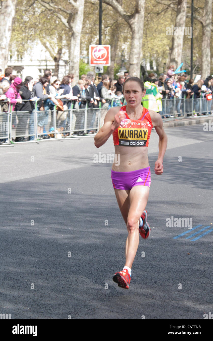 Freya Murray (GBR) schreitet, wie She verläuft entlang des Victoria Embankment am 25 Meile Punkt des London Marathons. In einer Zeit von 02:28:10 wurde sie auf Platz 13. Kreditrahmen: Kredit: Elspeth Graham / Alamy Live News. Stockfoto