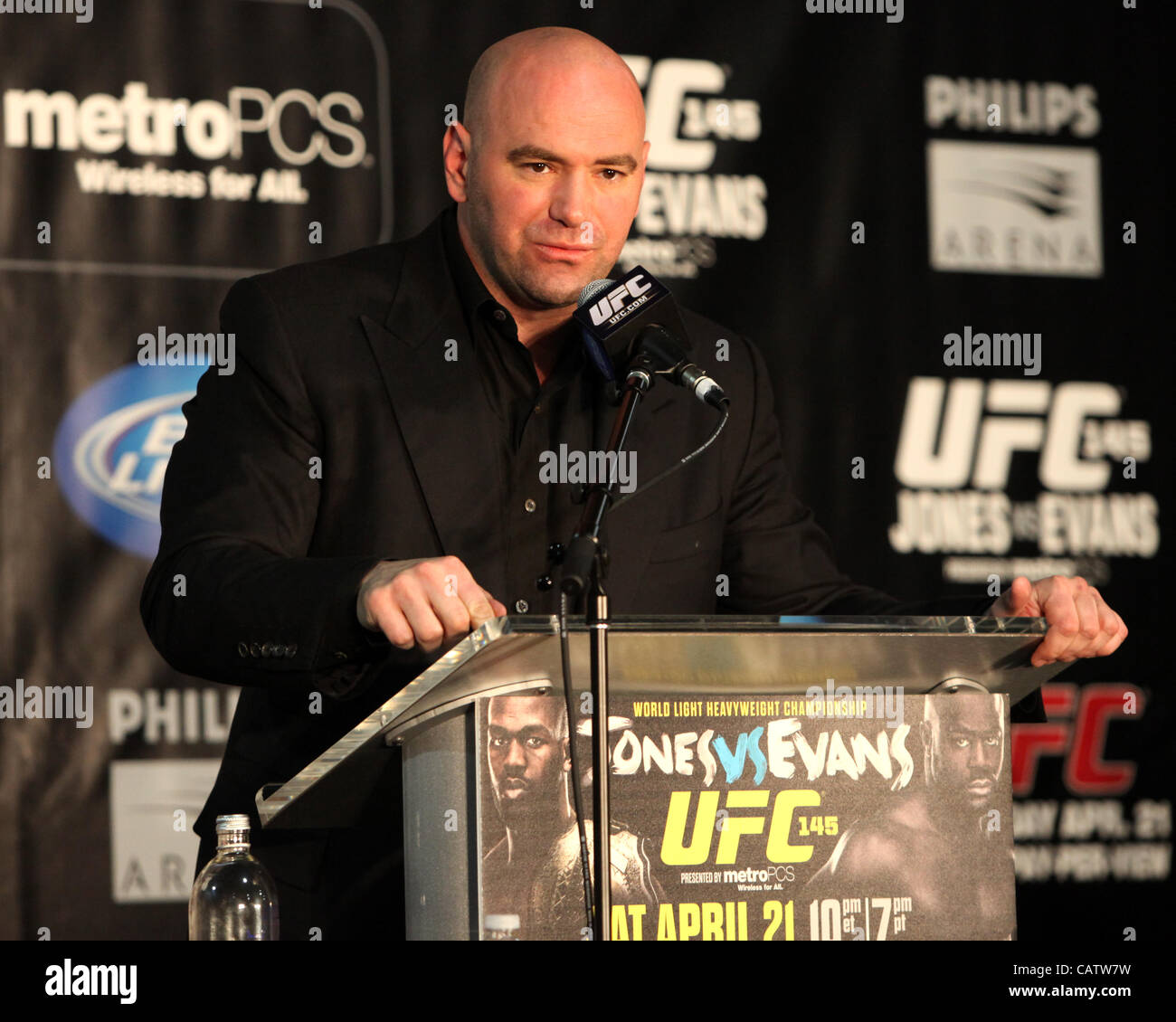 Dana White befasst sich mit Fragen der Presse nach UFC 145 in Atlanta, GA. Stockfoto