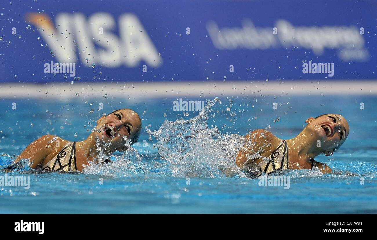 AQUATICS CENTRE, OLYMPIAPARK, LONDON, UK, Sonntag. 22.04.2012. Etel Sanchez und Sofia Sanchez von Argentinien (ARG). London bereitet Serie. FINA synchronisierte schwimmen Olympia-Qualifikation. Stockfoto