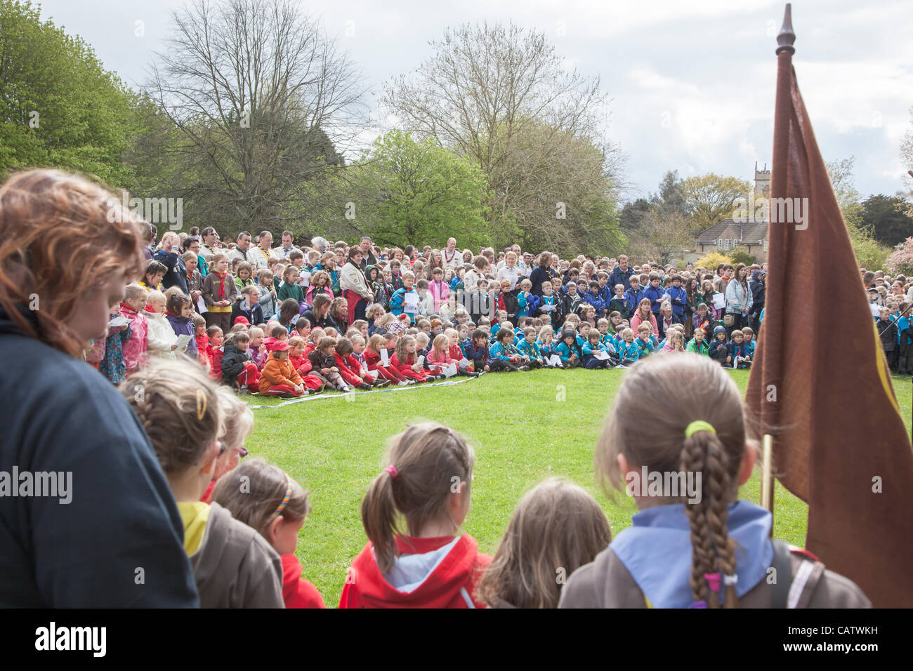 Erfassung von Brownies, Pfadfinder und Pfadfinderinnen in Vivary Park, Taunton, Somerset, England auf Sonntag, 22. April 2012, St.-Georgs Tag zu feiern. Diese jährliche Veranstaltung wird von regionalen Gruppen, die Tradition des Schutzheiligen von England besucht. Stockfoto