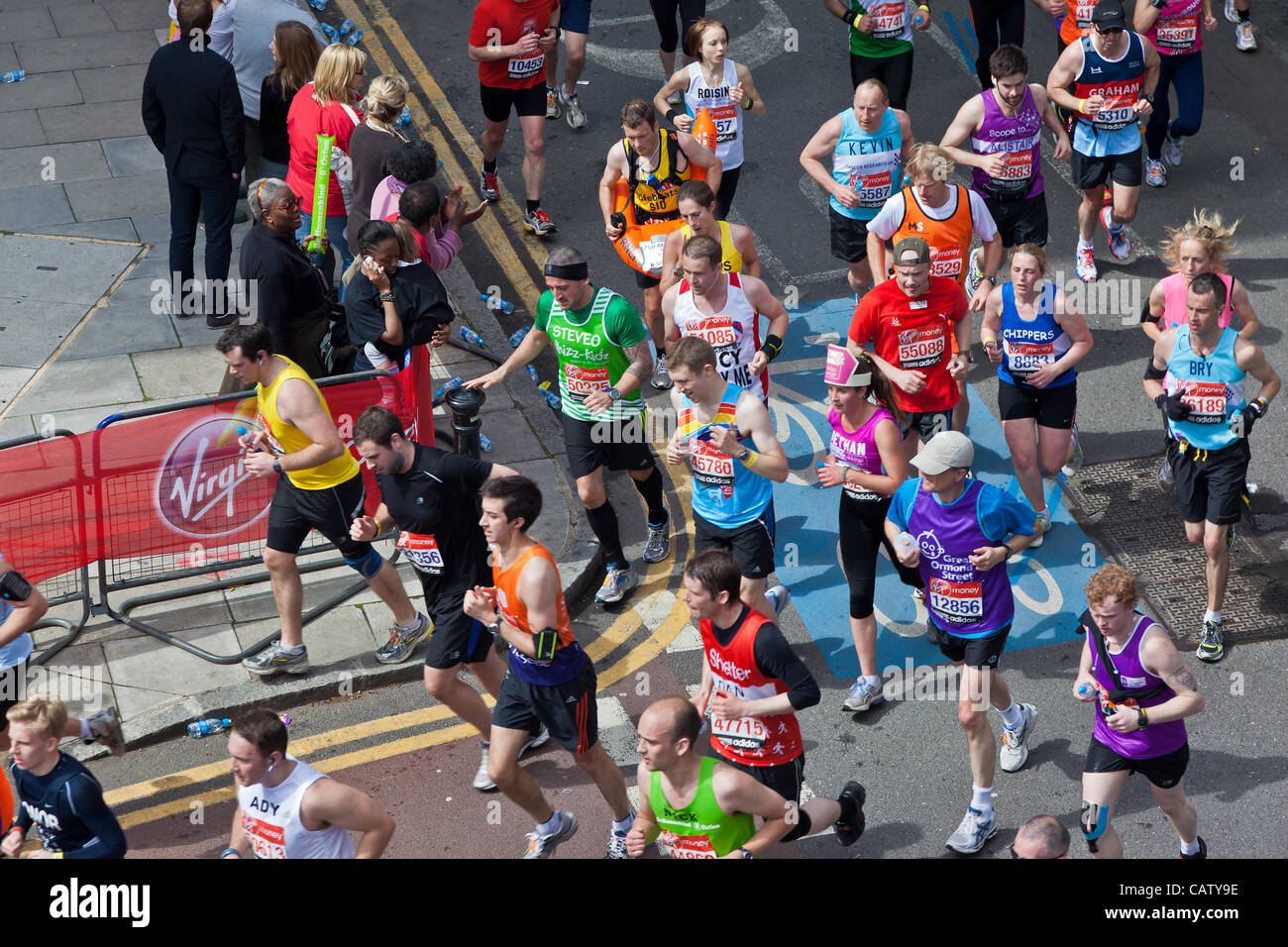 Läufer im Jahr 2012 Virgin London Marathon. Westferry. Stockfoto