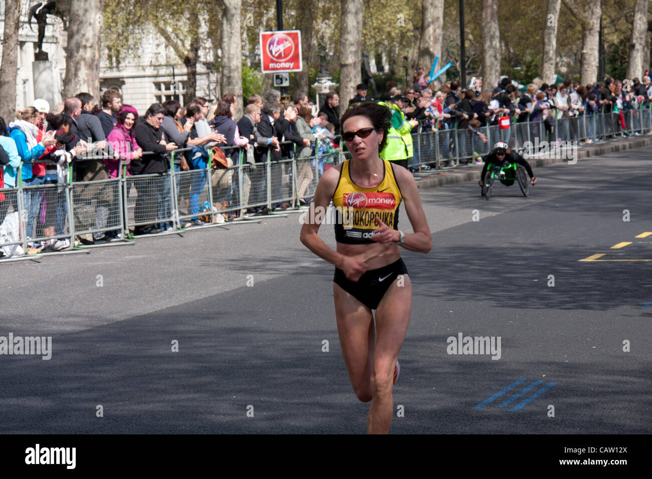 London, UK. 23. April 2012. Jelena Prokopcuka (Lat) läuft in den Virgin London Marathon 2012 an der Stelle, 25 Meilen (40KM), belegte sie den 10. in 02:25:04. Stockfoto