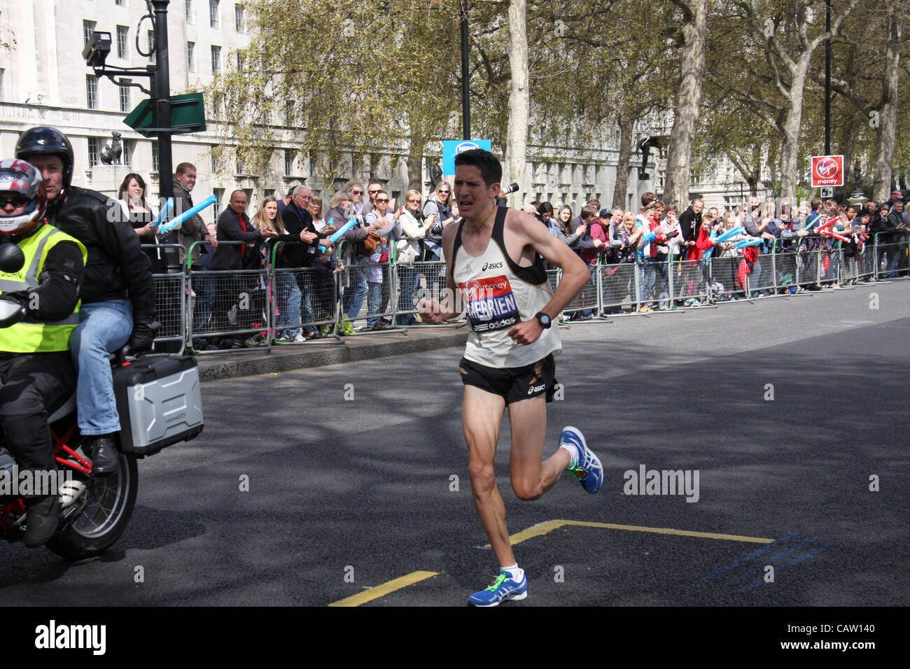 London, UK. 23. April 2012. Lee Merrien (GBR) zum Zeitpunkt des Virgin London Marathon 2012 25 Meilen (40 KM), beendete er auf dem 17. Platz insgesamt in einer Zeit von 02:13:41 Stockfoto