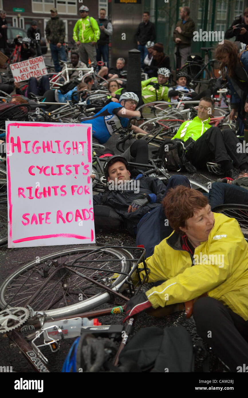 LONDON, UK, 23. Apr, 2012 Demonstranten zu halten, bis ein Banner sagen "Highlight Radfahrer Rechte für sichere Straßen" Radfahrer versammelten sich vor den Addison-Büros zum protest gegen die jüngsten Äußerungen des Vorsitzenden, die behaupteten, sie sind "werfen sich (Landstraße)" und die Ausbildung ist dringend Req Stockfoto