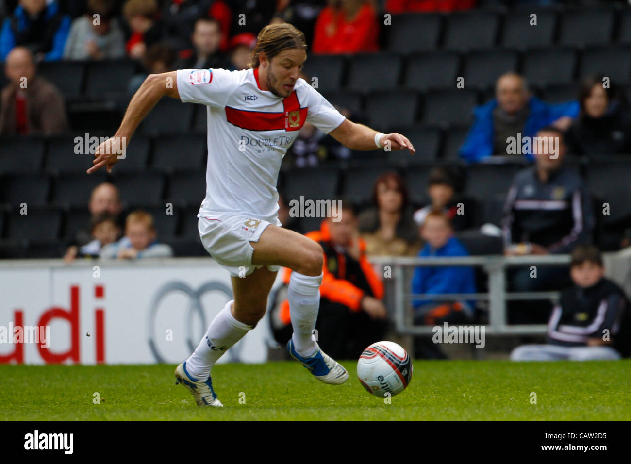 21.04.2012 Milton Keynes, England. Milton Keynes Dons gegen Sheffield United. Torschützen England internationale Alan SMITH (leihweise von Newcastle United) von Milton Keynes Dons auf den ball, während die Npower League 1 match zwischen MK Dons und Sheffield United im Stadion: mk.  Endstand: MK Dons Shef 1-0 Stockfoto