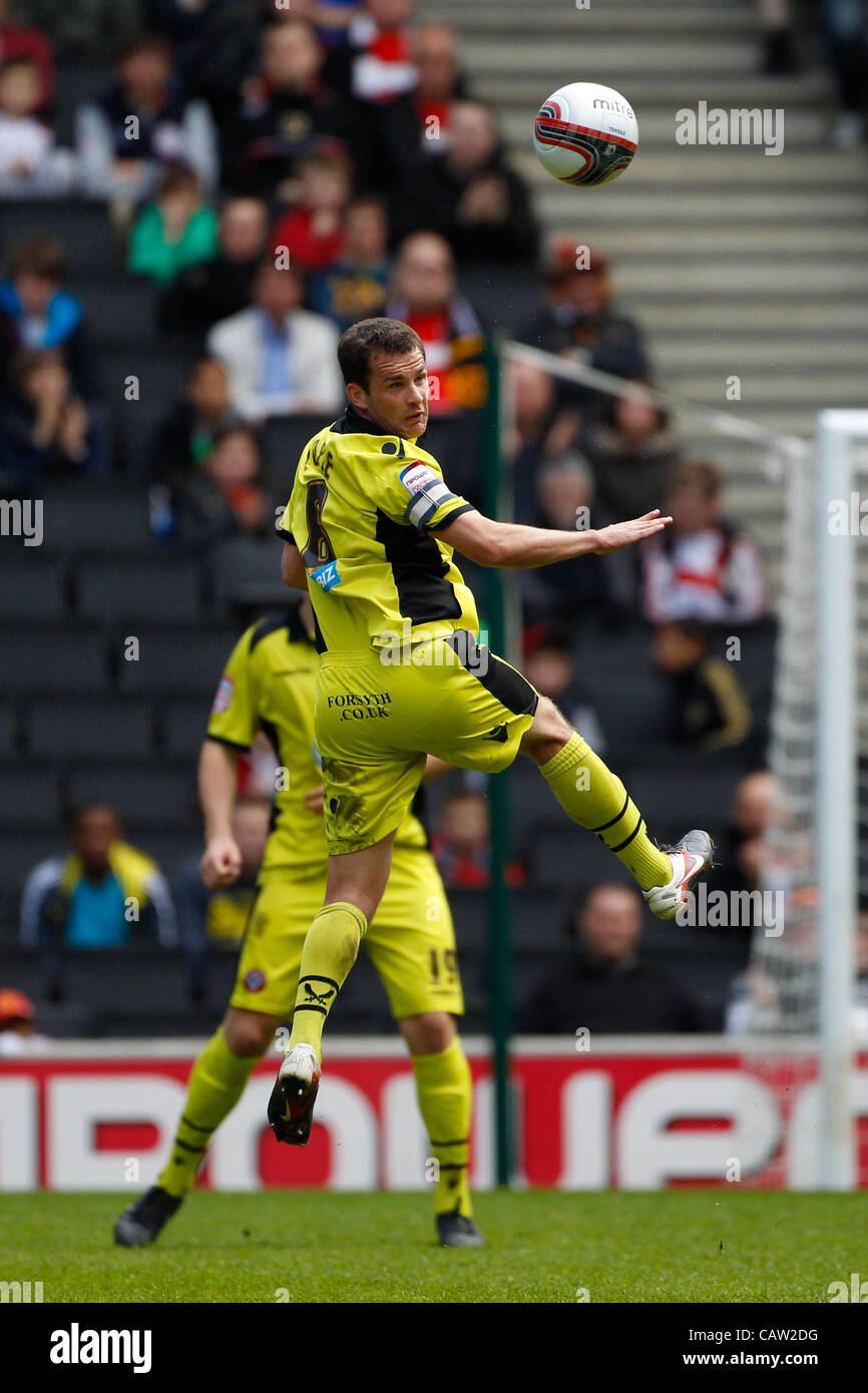 21.04.2012 Milton Keynes, England. Milton Keynes Dons gegen Sheffield United. Republik Irland internationalen Michael DOYLE von Sheffield United Köpfe klar während der Npower League 1 Partie zwischen MK Dons und Sheffield United im Stadion: mk.  Endstand: MK Dons 1-0 Sheffield United. Stockfoto