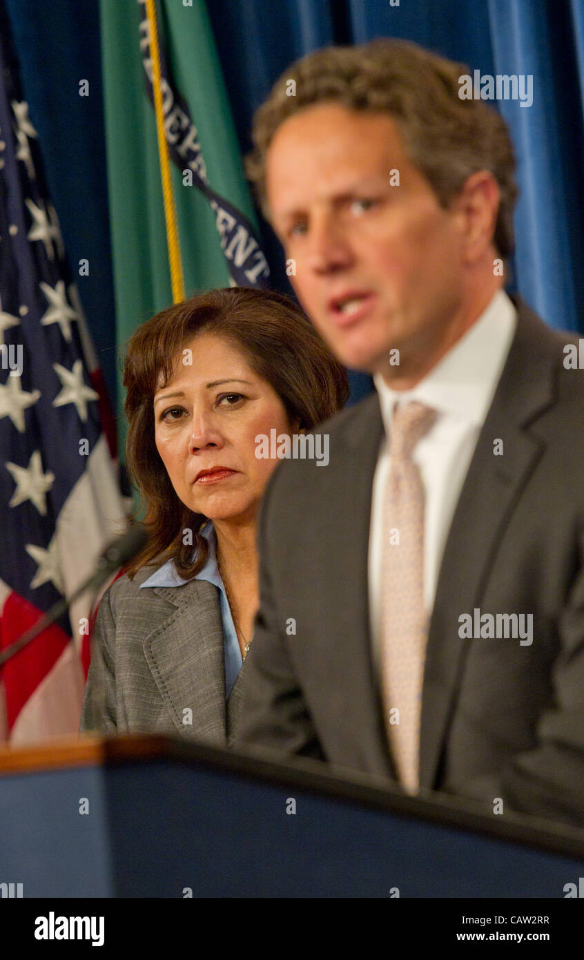 US-Finanzminister Timothy Geithner hält eine Pressekonferenz, die Freigabe der Social Security und Medicare Treuhänder Berichte 23. April 2012 in Washington, DC zu diskutieren. Arbeitsministerin Hilda Solis und Health And Human Services Secretary Kathleen Sebelius trat Geithner um Medicare zu verkünden " Stockfoto