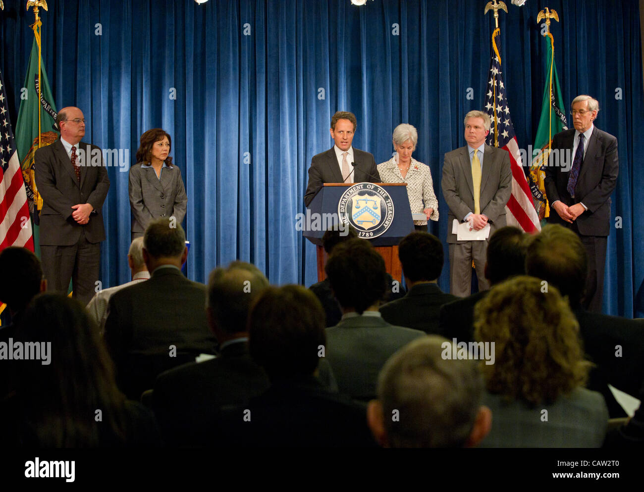 US-Finanzminister Timothy Geithner hält eine Pressekonferenz, die Freigabe der Social Security und Medicare Treuhänder Berichte 23. April 2012 in Washington, DC zu diskutieren. Arbeitsministerin Hilda Solis und Health And Human Services Secretary Kathleen Sebelius trat Geithner um Medicare zu verkünden " Stockfoto