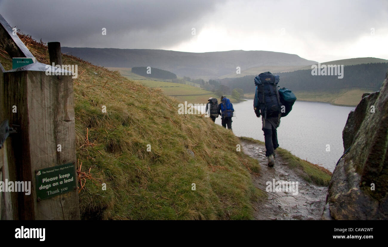 Peak District National Park, Derbyshire, UK. Wanderer auf die Kinder Scout mass Trespass Weg gegen Kinder Plateau und Kinder Reservoir. Der Protest gab Bereich einen Platz in der Geschichte der Kampagne für Nationalparks. Stockfoto