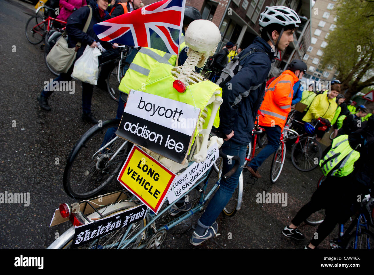 Eine Masse "die-in" außerhalb von Addison Lee Londoner Büros. Sie versuchen, sprechen Sie mit John Griffin um die Gefahr zu markieren, die seine Fahrer für Radfahrer darstellen, wenn sie seine Anweisungen an die Busspuren. Er kommt aber nicht von der Menge zu hören.  Stanhope Street, London, UK 23. April 2012. Stockfoto