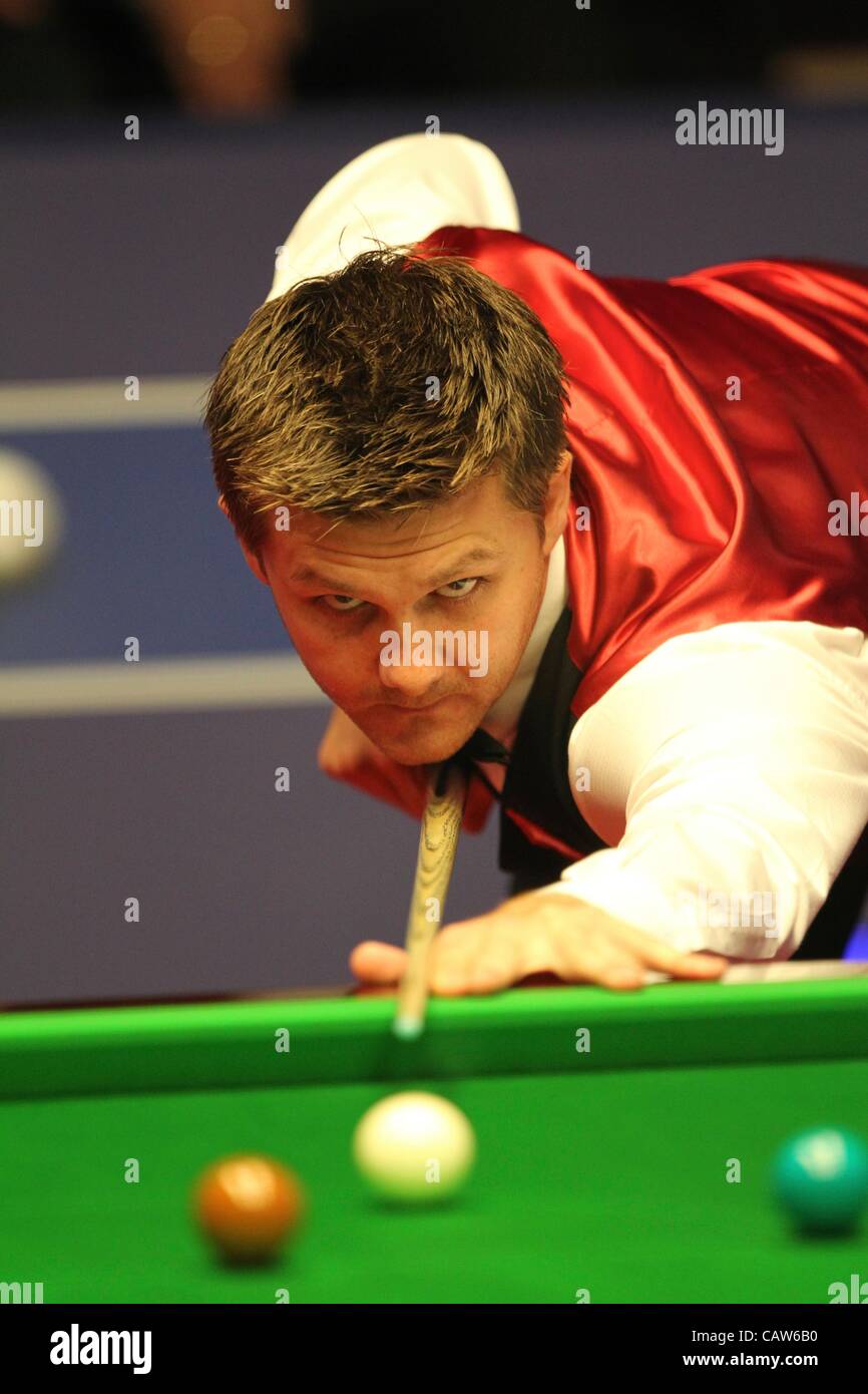 24.04.2012, Tiegel Sheffield. Betfred.com World Snooker Championship. Ryan Day in Aktion gegen Ding Junhui Stockfoto