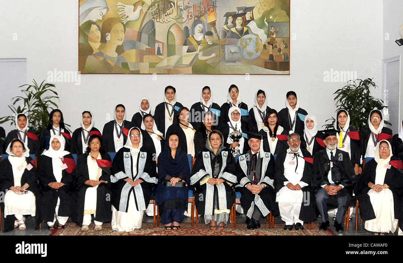 Begum Fouzia Raza Gilani, Frau des Premierministers im Gruppenfoto mit Begum Shehla Tahir, Präsident der Air Force Frauen Association (PAFWA), Air Commodore (Retd) Dr.Ijaz Ahmed Malik, Vice-Chancellor der Universität Islamabad Luft und Absolventen bei der Einberufung ce Stockfoto