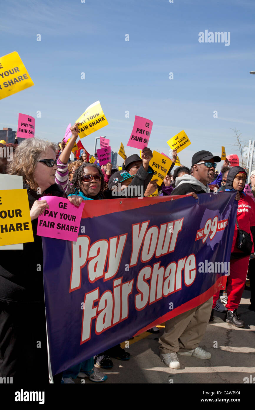 Detroit, Michigan, USA - Arbeit und Gemeinschaft Aktivisten protestierten außerhalb General Electric Hauptversammlung, fordert der Konzern seinen fairen Anteil an Steuern zahlen. Stockfoto