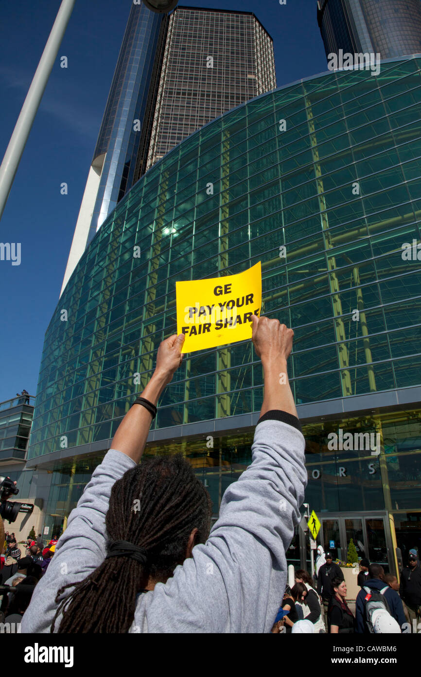 Detroit, Michigan - über 2.000 Arbeits- und Gemeinschaft Aktivisten außerhalb General Electric Hauptversammlung protestierten, fordert der Konzern seinen fairen Anteil an Steuern zahlen. Stockfoto