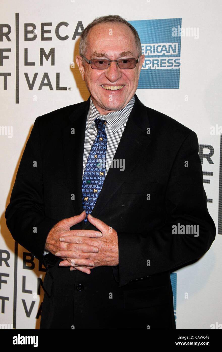 Alan Dershowitz im Ankunftsbereich für KNIFE FIGHT Premiere beim Tribeca Film Festival 2012, Tribeca Performing Arts Center (BMCC TPAC), New York, NY 25. April 2012. Foto von: F. Burton Patrick/Everett Collection Stockfoto